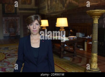 Catherine Colonna , französische Botschafterin in Italien, steht am 23 2015. September im Palazzo Farnese in Rom. Geboren 1956, ist sie die erste Frau an der Spitze des Palazzo Farnese, der schönsten und prestigeträchtigsten der französischen Botschaften. Seit dem 1. september 2014 ist sie in Rom zuständig. Zehn Jahre lang war sie Sprecherin von Präsident Jacques Chirac im Pariser Elysee-Palast. Der Palazzo Farnese, in dem derzeit die französische Botschaft untergebracht ist, ist der monumentale Palast der römischen Renaissance in Rom. Foto von Eric Vandeville /ABACAPRESS.COM Stockfoto