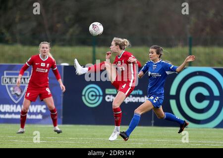 DURHAM, ENGLAND. 20. DEZEMBER Rhiannon ROBERTS aus Liverpool in Aktion mit Danielle Brown von Durham Women während des FA Women's Championship Matches zwischen dem FC Durham Women und Liverpool im Maiden Castle, Durham City am Sonntag, den 20. Dezember 2020. (Kredit: Mark Fletcher, Mi News) Kredit: MI Nachrichten & Sport /Alamy Live Nachrichten Stockfoto