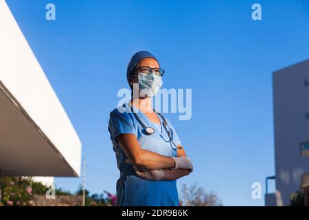 lateinische Frau Ärztin Porträt in einem mexikanischen Krankenhaus in Mexiko Oder Lateinamerika Stockfoto