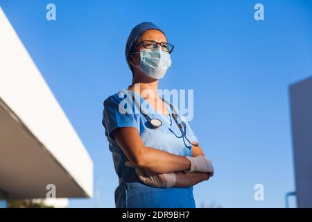 lateinische Frau Ärztin Porträt in einem mexikanischen Krankenhaus in Mexiko Oder Lateinamerika Stockfoto