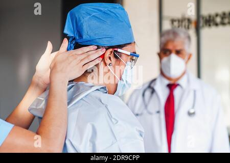 Lateinische Frau Arzt Vorbereitung auf die Operation in einem Krankenhaus In Mexiko Stockfoto