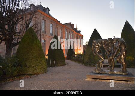 Außenansicht des Hotels Biron, Heimat der ständigen Sammlungen des Rodin-Museums, mit der Skulptur "die drei Schattierungen" in Paris, Frankreich am 9. November 2015. Das Museum wird seine Türen am 12. November 2015, dem 175. Geburtstag des berühmten französischen Bildhauers, nach einer kompletten Renovierung in den letzten drei Jahren zu einem Preis von 16 Millionen Euro wieder für die Öffentlichkeit öffnen. Foto von Christian Liewig/ABACAPRESS.COM Stockfoto