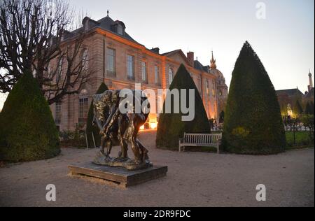 Außenansicht des Hotels Biron, Heimat der ständigen Sammlungen des Rodin-Museums, mit der Skulptur "die drei Schattierungen" in Paris, Frankreich am 9. November 2015. Das Museum wird seine Türen am 12. November 2015, dem 175. Geburtstag des berühmten französischen Bildhauers, nach einer kompletten Renovierung in den letzten drei Jahren zu einem Preis von 16 Millionen Euro wieder für die Öffentlichkeit öffnen. Foto von Christian Liewig/ABACAPRESS.COM Stockfoto