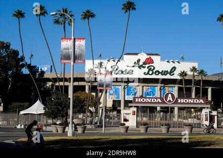 Pasadena, Kalifornien, USA. Dezember 2020. Beschilderung Förderung Rose Bowl Spiel ist außerhalb des Rose Bowl Stadium gesehen. Das Halbfinale des College Football Playoff, das am 1. Januar im Rose Bowl in Pasadena gespielt werden soll, zieht in das Dallas Cowboys' Stadion in Texas um, ein Schritt, der durch Kaliforniens Verbot von Zuschauern bei Sportveranstaltungen während der Pandemie ausgelöst wurde. Kredit: Ringo Chiu/ZUMA Wire/Alamy Live Nachrichten Stockfoto