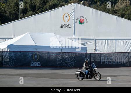 Pasadena, Kalifornien, USA. Dezember 2020. Ein riesiges Zelt für Rose Bowl Game ist vor dem Rose Bowl Stadium zu sehen. Das Halbfinale des College Football Playoff, das am 1. Januar im Rose Bowl in Pasadena gespielt werden soll, zieht in das Dallas Cowboys' Stadion in Texas um, ein Schritt, der durch Kaliforniens Verbot von Zuschauern bei Sportveranstaltungen während der Pandemie ausgelöst wurde. Kredit: Ringo Chiu/ZUMA Wire/Alamy Live Nachrichten Stockfoto