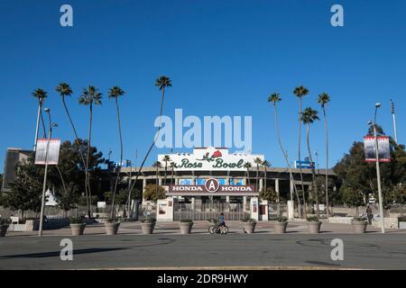 Pasadena, Kalifornien, USA. Dezember 2020. Blick auf das Rose Bowl Stadium. Das Halbfinale des College Football Playoff, das am 1. Januar im Rose Bowl in Pasadena gespielt werden soll, zieht in das Dallas Cowboys' Stadion in Texas um, ein Schritt, der durch Kaliforniens Verbot von Zuschauern bei Sportveranstaltungen während der Pandemie ausgelöst wurde. Kredit: Ringo Chiu/ZUMA Wire/Alamy Live Nachrichten Stockfoto