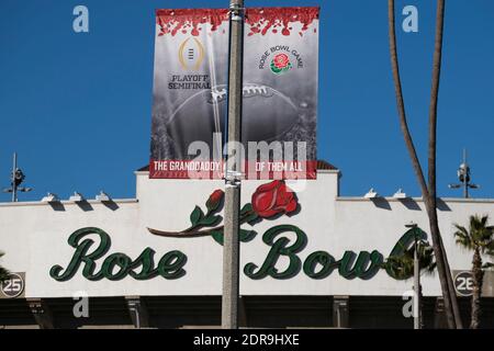 Pasadena, Kalifornien, USA. Dezember 2020. Beschilderung Förderung Rose Bowl Spiel ist außerhalb des Rose Bowl Stadium gesehen. Das Halbfinale des College Football Playoff, das am 1. Januar im Rose Bowl in Pasadena gespielt werden soll, zieht in das Dallas Cowboys' Stadion in Texas um, ein Schritt, der durch Kaliforniens Verbot von Zuschauern bei Sportveranstaltungen während der Pandemie ausgelöst wurde. Kredit: Ringo Chiu/ZUMA Wire/Alamy Live Nachrichten Stockfoto