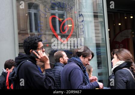 Nach den Terroranschlägen, bei denen am 14. November 2015 in Paris mindestens 128 Menschen getötet und rund 300 weitere verletzt wurden, stehen Blutspender vor einer Blutbank in der Schlange. Foto von Alain Apaydin/ABACAPRESS.COM Stockfoto