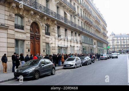 Nach den Terroranschlägen, bei denen am 14. November 2015 in Paris mindestens 128 Menschen getötet und rund 300 weitere verletzt wurden, stehen Blutspender vor einer Blutbank in der Schlange. Foto von Alain Apaydin/ABACAPRESS.COM Stockfoto