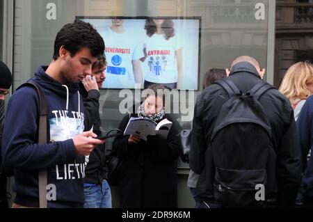 Nach den Terroranschlägen, bei denen am 14. November 2015 in Paris mindestens 128 Menschen getötet und rund 300 weitere verletzt wurden, stehen Blutspender vor einer Blutbank in der Schlange. Foto von Alain Apaydin/ABACAPRESS.COM Stockfoto
