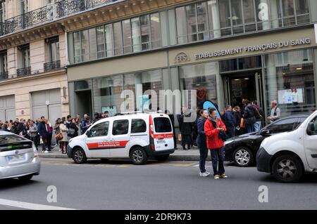 Nach den Terroranschlägen, bei denen am 14. November 2015 in Paris mindestens 128 Menschen getötet und rund 300 weitere verletzt wurden, stehen Blutspender vor einer Blutbank in der Schlange. Foto von Alain Apaydin/ABACAPRESS.COM Stockfoto
