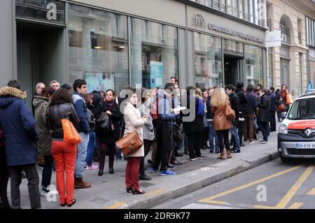 Nach den Terroranschlägen, bei denen am 14. November 2015 in Paris mindestens 128 Menschen getötet und rund 300 weitere verletzt wurden, stehen Blutspender vor einer Blutbank in der Schlange. Foto von Alain Apaydin/ABACAPRESS.COM Stockfoto