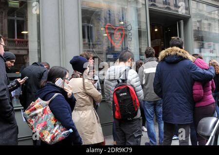 Nach den Terroranschlägen, bei denen am 14. November 2015 in Paris mindestens 128 Menschen getötet und rund 300 weitere verletzt wurden, stehen Blutspender vor einer Blutbank in der Schlange. Foto von Alain Apaydin/ABACAPRESS.COM Stockfoto