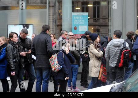 Nach den Terroranschlägen, bei denen am 14. November 2015 in Paris mindestens 128 Menschen getötet und rund 300 weitere verletzt wurden, stehen Blutspender vor einer Blutbank in der Schlange. Foto von Alain Apaydin/ABACAPRESS.COM Stockfoto