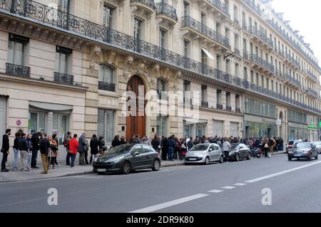Nach den Terroranschlägen, bei denen am 14. November 2015 in Paris mindestens 128 Menschen getötet und rund 300 weitere verletzt wurden, stehen Blutspender vor einer Blutbank in der Schlange. Foto von Alain Apaydin/ABACAPRESS.COM Stockfoto