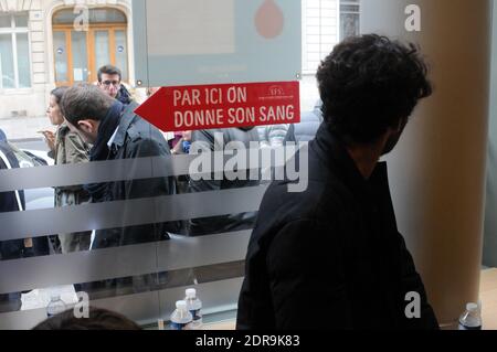 Nach den Terroranschlägen, bei denen am 14. November 2015 in Paris mindestens 128 Menschen getötet und rund 300 weitere verletzt wurden, stehen Blutspender vor einer Blutbank in der Schlange. Foto von Alain Apaydin/ABACAPRESS.COM Stockfoto