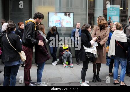 Nach den Terroranschlägen, bei denen am 14. November 2015 in Paris mindestens 128 Menschen getötet und rund 300 weitere verletzt wurden, stehen Blutspender vor einer Blutbank in der Schlange. Foto von Alain Apaydin/ABACAPRESS.COM Stockfoto