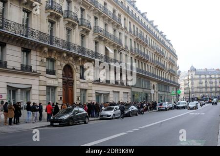 Nach den Terroranschlägen, bei denen am 14. November 2015 in Paris mindestens 128 Menschen getötet und rund 300 weitere verletzt wurden, stehen Blutspender vor einer Blutbank in der Schlange. Foto von Alain Apaydin/ABACAPRESS.COM Stockfoto