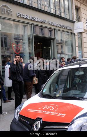Nach den Terroranschlägen, bei denen am 14. November 2015 in Paris mindestens 128 Menschen getötet und rund 300 weitere verletzt wurden, stehen Blutspender vor einer Blutbank in der Schlange. Foto von Alain Apaydin/ABACAPRESS.COM Stockfoto