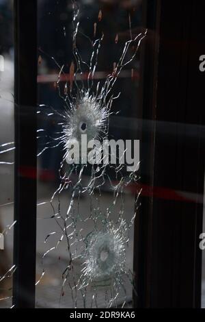 Am Tag danach: Orte der Terroranschläge in den Restaurants der Rue de la Fontaine au ROI in Paris, Frankreich am 14. November 2015. Foto von Henri Szwarc/ABACAPRESS.COM Stockfoto