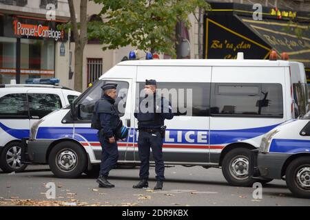 Atmposphäre rund um die Bataclan-Konzerthalle, Paris einer der Orte für die Angriffe in der französischen Hauptstadt, die befürchtet werden, rund 127 Menschen getötet zu haben. In Frankreich wurde nach einer Nacht des Grauens in der Hauptstadt der Ausnahmezustand ausgerufen. Paris, Frankreich, am 14. November 2015. Foto von Henri Szwarc/ABACAPRESS.COM Stockfoto