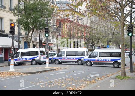 Atmposphäre rund um die Bataclan-Konzerthalle, Paris einer der Orte für die Angriffe in der französischen Hauptstadt, die befürchtet werden, rund 127 Menschen getötet zu haben. In Frankreich wurde nach einer Nacht des Grauens in der Hauptstadt der Ausnahmezustand ausgerufen. Paris, Frankreich, am 14. November 2015. Foto von Henri Szwarc/ABACAPRESS.COM Stockfoto