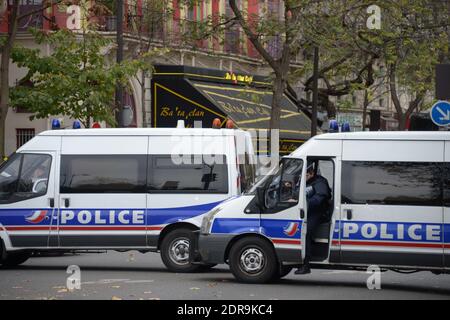 Atmposphäre rund um die Bataclan-Konzerthalle, Paris einer der Orte für die Angriffe in der französischen Hauptstadt, die befürchtet werden, rund 127 Menschen getötet zu haben. In Frankreich wurde nach einer Nacht des Grauens in der Hauptstadt der Ausnahmezustand ausgerufen. Paris, Frankreich, am 14. November 2015. Foto von Henri Szwarc/ABACAPRESS.COM Stockfoto