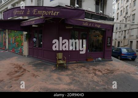 Am Tag danach: Orte der Terroranschläge in den Restaurants der Rue de la Fontaine au ROI in Paris, Frankreich am 14. November 2015. Foto von Henri Szwarc/ABACAPRESS.COM Stockfoto