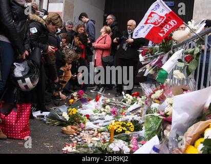 Menschen hinterlassen Blumen entlang einer Bahnschnur in der Nähe des Bataclan-Theaters im 11. Bezirk von Paris am 14. November 2015 wurden nach den Terroranschlägen in Paris am 13. November mindestens 129 Menschen getötet und 352 weitere verletzt - davon 99 in kritischem Zustand. Foto von Somer/ABACAPRESS.COM Stockfoto