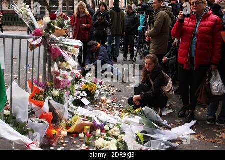 Menschen hinterlassen Blumen entlang einer Bahnschnur in der Nähe des Bataclan-Theaters im 11. Bezirk von Paris am 14. November 2015 wurden nach den Terroranschlägen in Paris am 13. November mindestens 129 Menschen getötet und 352 weitere verletzt - davon 99 in kritischem Zustand. Foto von Somer/ABACAPRESS.COM Stockfoto