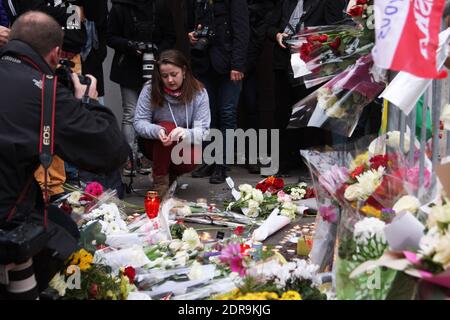 Menschen hinterlassen Blumen entlang einer Bahnschnur in der Nähe des Bataclan-Theaters im 11. Bezirk von Paris am 14. November 2015 wurden nach den Terroranschlägen in Paris am 13. November mindestens 129 Menschen getötet und 352 weitere verletzt - davon 99 in kritischem Zustand. Foto von Somer/ABACAPRESS.COM Stockfoto