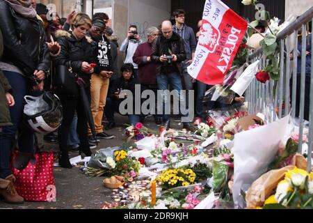 Menschen hinterlassen Blumen entlang einer Bahnschnur in der Nähe des Bataclan-Theaters im 11. Bezirk von Paris am 14. November 2015 wurden nach den Terroranschlägen in Paris am 13. November mindestens 129 Menschen getötet und 352 weitere verletzt - davon 99 in kritischem Zustand. Foto von Somer/ABACAPRESS.COM Stockfoto