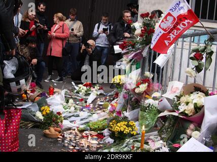 Menschen hinterlassen Blumen entlang einer Bahnschnur in der Nähe des Bataclan-Theaters im 11. Bezirk von Paris am 14. November 2015 wurden nach den Terroranschlägen in Paris am 13. November mindestens 129 Menschen getötet und 352 weitere verletzt - davon 99 in kritischem Zustand. Foto von Somer/ABACAPRESS.COM Stockfoto