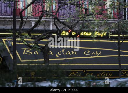 Menschen hinterlassen Blumen entlang einer Bahnschnur in der Nähe des Bataclan-Theaters im 11. Bezirk von Paris am 14. November 2015 wurden nach den Terroranschlägen in Paris am 13. November mindestens 129 Menschen getötet und 352 weitere verletzt - davon 99 in kritischem Zustand. Foto von Somer/ABACAPRESS.COM Stockfoto