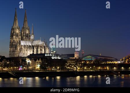 Blick auf die Stadt köln mit Dom und Hauptbahnhof in der Abenddämmerung Stockfoto