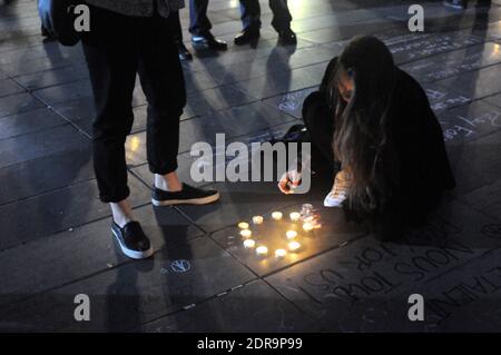 Am 16. November 2015 trauern Menschen um die Opfer auf dem Place de la Republique in Paris, Frankreich, nach den Terroranschlägen am Freitag, bei denen 129 Menschen ums Leben kamen und weitere 352 verletzt wurden. Foto von Alain Apaydin/ABACAPRESS.COM Stockfoto