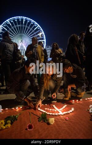 In Le Vieux Port in Marseille, Südfrankreich, versammeln sich Menschen 16, um den Opfern einer Reihe von Terroranschlägen in Paris in der Nacht vom 13. Auf den 14. November 2015 Respekt zu zollen, bei denen 129 Menschen getötet und 352 verletzt wurden. Foto von Franck Bessiere/ABACAPRESS.COM Stockfoto