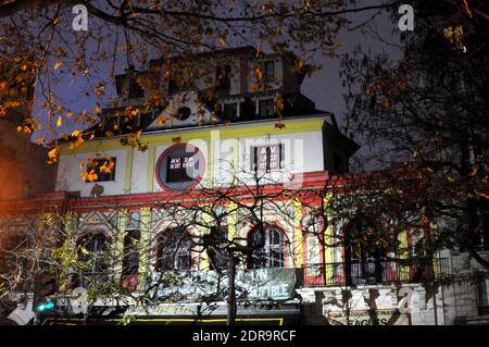Fotos, Blumen, Kerzen und Botschaften sind in einem provisorischen Denkmal neben dem Bataclan-Konzertsaal in Paris, Frankreich, im November 17, zu sehen. Die Dschihadisten des Islamischen Staats behaupteten, dass in Paris eine Reihe koordinierter Angriffe von Schützen und Selbstmordattentätern durchgeführt wurden, bei denen am Freitag mindestens 129 Menschen in einer Konzerthalle, in Restaurants und im Nationalstadion getötet wurden. Foto von Alain Apaydin/ABACAPRESS.COM