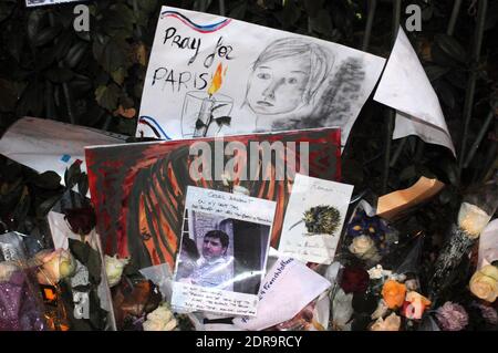 Fotos, Blumen, Kerzen und Botschaften sind in einem provisorischen Denkmal neben dem Bataclan-Konzertsaal in Paris, Frankreich, im November 17, zu sehen. Die Dschihadisten des Islamischen Staats behaupteten, dass in Paris eine Reihe koordinierter Angriffe von Schützen und Selbstmordattentätern durchgeführt wurden, bei denen am Freitag mindestens 129 Menschen in einer Konzerthalle, in Restaurants und im Nationalstadion getötet wurden. Foto von Alain Apaydin/ABACAPRESS.COM