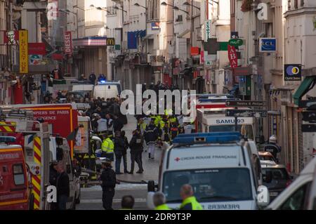 ALLE GESICHTER DER POLIZISTEN MÜSSEN VOR JEDER VERÖFFENTLICHUNG VERWISCHT werden Polizeiaktivitäten während eines Überfalls auf eine Wohnung im Pariser Vorort Saint-Denis, wo mehrere Männer, die der tödlichen Angriffe am Freitag verdächtigt werden, umzingelt werden. Saint-Denis, Frankreich, Mittwoch, 18. November 2015. Foto von Christophe Geyres/ABACAPRESS.COM Stockfoto