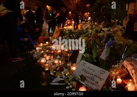 Anonymous und Passanten zollen den Opfern der Terroranschläge in Paris Tribut, gegenüber dem Konzertsaal von Bataclan, wo bei den Anschlägen vom 13. November zehn Menschen getötet wurden, wie am 17. November 2015 in Paris, Frankreich, zu sehen war. Foto von Ammar Abd Rabbo/ABACAPRESS.COM Stockfoto