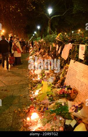 Anonymous und Passanten zollen den Opfern der Terroranschläge in Paris Tribut, gegenüber dem Konzertsaal von Bataclan, wo bei den Anschlägen vom 13. November zehn Menschen getötet wurden, wie am 17. November 2015 in Paris, Frankreich, zu sehen war. Foto von Ammar Abd Rabbo/ABACAPRESS.COM Stockfoto