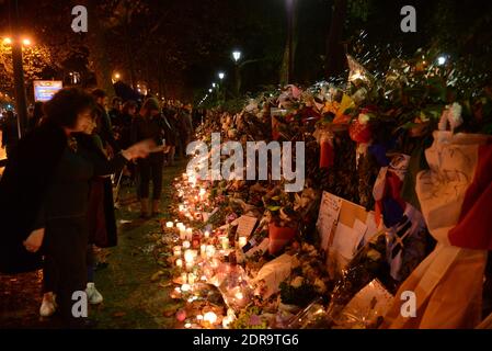 Anonymous und Passanten zollen den Opfern der Terroranschläge in Paris Tribut, gegenüber dem Konzertsaal von Bataclan, wo bei den Anschlägen vom 13. November zehn Menschen getötet wurden, wie am 17. November 2015 in Paris, Frankreich, zu sehen war. Foto von Ammar Abd Rabbo/ABACAPRESS.COM Stockfoto