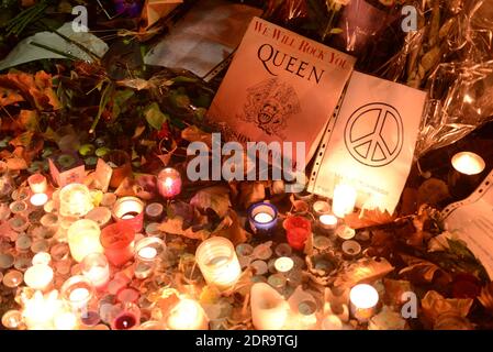 Anonymous und Passanten zollen den Opfern der Terroranschläge in Paris Tribut, gegenüber dem Konzertsaal von Bataclan, wo bei den Anschlägen vom 13. November zehn Menschen getötet wurden, wie am 17. November 2015 in Paris, Frankreich, zu sehen war. Foto von Ammar Abd Rabbo/ABACAPRESS.COM Stockfoto