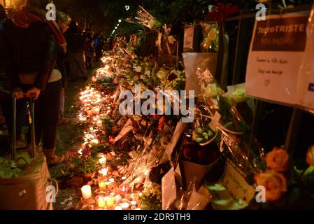 Anonymous und Passanten zollen den Opfern der Terroranschläge in Paris Tribut, gegenüber dem Konzertsaal von Bataclan, wo bei den Anschlägen vom 13. November zehn Menschen getötet wurden, wie am 17. November 2015 in Paris, Frankreich, zu sehen war. Foto von Ammar Abd Rabbo/ABACAPRESS.COM Stockfoto