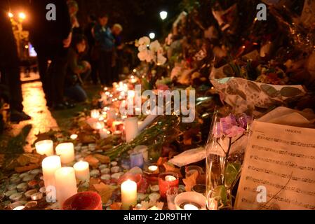 Anonymous und Passanten zollen den Opfern der Terroranschläge in Paris Tribut, gegenüber dem Konzertsaal von Bataclan, wo bei den Anschlägen vom 13. November zehn Menschen getötet wurden, wie am 17. November 2015 in Paris, Frankreich, zu sehen war. Foto von Ammar Abd Rabbo/ABACAPRESS.COM Stockfoto