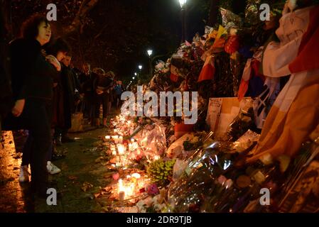 Anonymous und Passanten zollen den Opfern der Terroranschläge in Paris Tribut, gegenüber dem Konzertsaal von Bataclan, wo bei den Anschlägen vom 13. November zehn Menschen getötet wurden, wie am 17. November 2015 in Paris, Frankreich, zu sehen war. Foto von Ammar Abd Rabbo/ABACAPRESS.COM Stockfoto