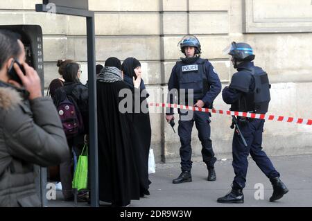 ALLE GESICHTER DER POLIZISTEN MÜSSEN VOR JEDER VERÖFFENTLICHUNG VERWISCHT WERDEN. Militäreinsatz und Polizeiüberfall auf Angriffe Verdächtige. Am 18. November 2015 wurden in Saint-Denis, Frankreich, mehrere Männer umzingelt und festgenommen oder getötet, die der tödlichen Attacke am Freitag verdächtigt wurden. Foto von Alain Apaydin/ABACAPRESS.COM Stockfoto