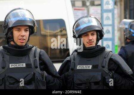 ALLE GESICHTER DER POLIZISTEN MÜSSEN VOR JEDER VERÖFFENTLICHUNG VERWISCHT WERDEN. Militäreinsatz und Polizeiüberfall auf Angriffe Verdächtige. Am 18. November 2015 wurden in Saint-Denis, Frankreich, mehrere Männer umzingelt und festgenommen oder getötet, die der tödlichen Attacke am Freitag verdächtigt wurden. Foto von Alain Apaydin/ABACAPRESS.COM Stockfoto