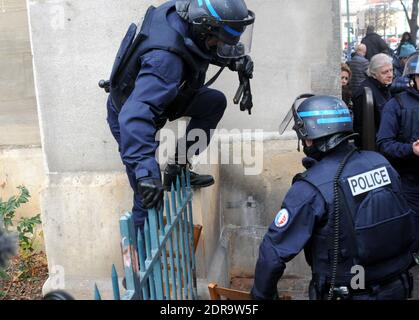 ALLE GESICHTER DER POLIZISTEN MÜSSEN VOR JEDER VERÖFFENTLICHUNG VERWISCHT WERDEN. Militäreinsatz und Polizeiüberfall auf Angriffe Verdächtige. Am 18. November 2015 wurden in Saint-Denis, Frankreich, mehrere Männer umzingelt und festgenommen oder getötet, die der tödlichen Attacke am Freitag verdächtigt wurden. Foto von Alain Apaydin/ABACAPRESS.COM Stockfoto